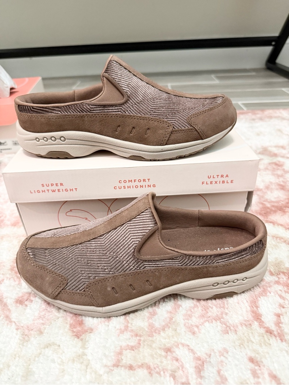 Easy Spirit Women's Brown Leather Traveltime Slip-On Walking Sneakers size 8